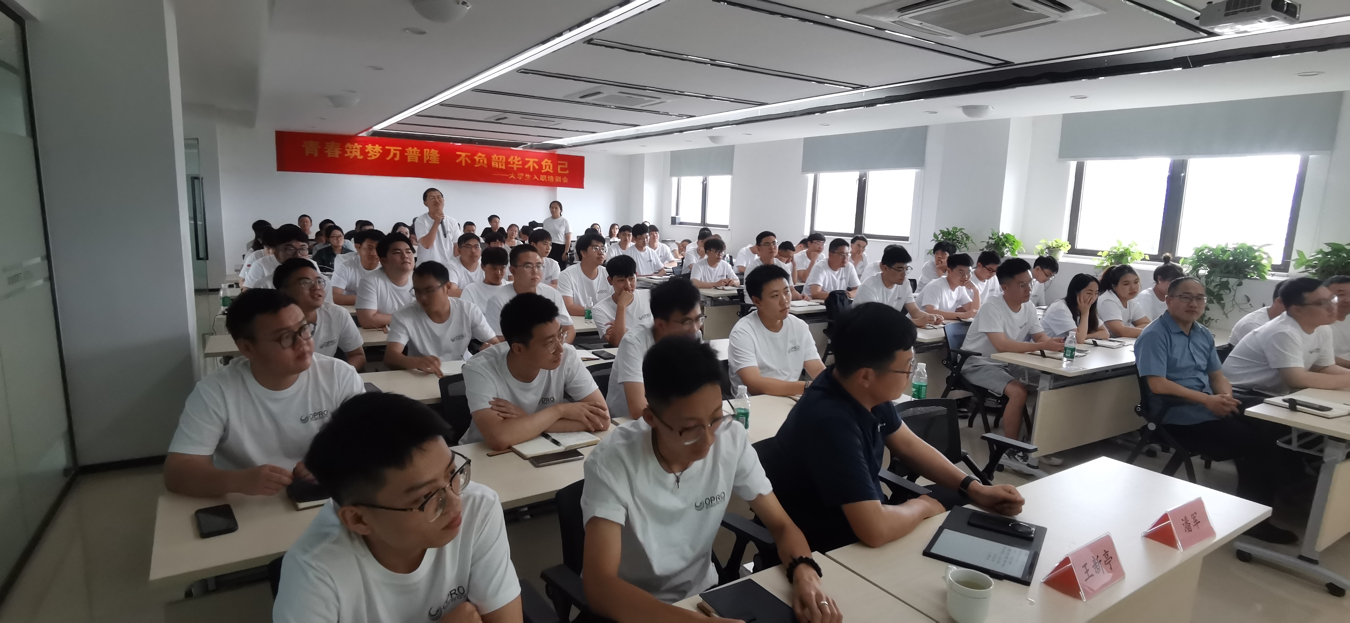萬普隆啟航青春學生夢想,新力量共繪能源事業篇章 萬普隆啟航青春學生夢想,新力量共繪能源事業篇章